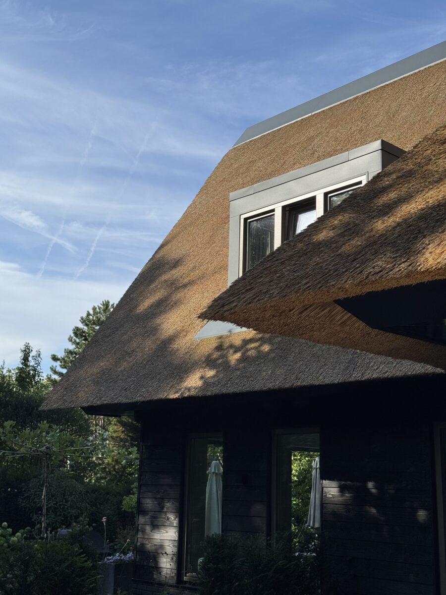 Rieten kap van de nieuwe villa in Huizen, detailopname