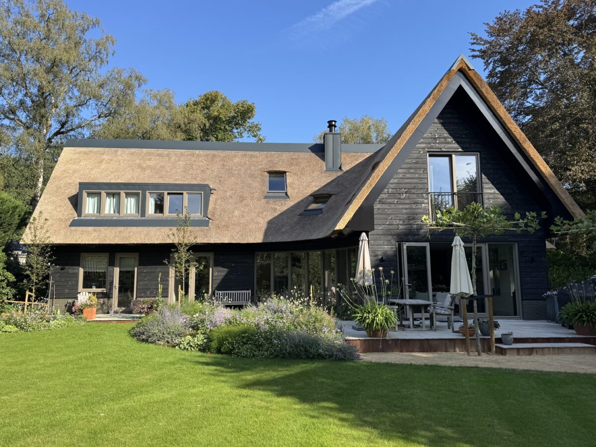 Villa in Huizen na de nieuwbouw, rieten kap met houten gevelbekleding