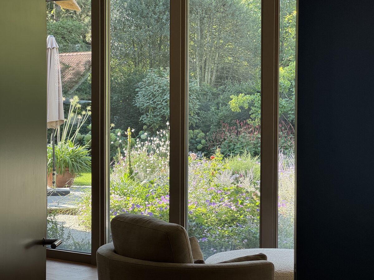 Zithoek met tuinzicht in de villa in Huizen