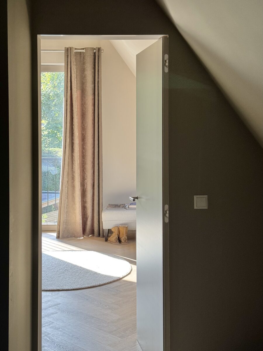 Slaapkamer onder de kap met daglicht, villa in Huizen