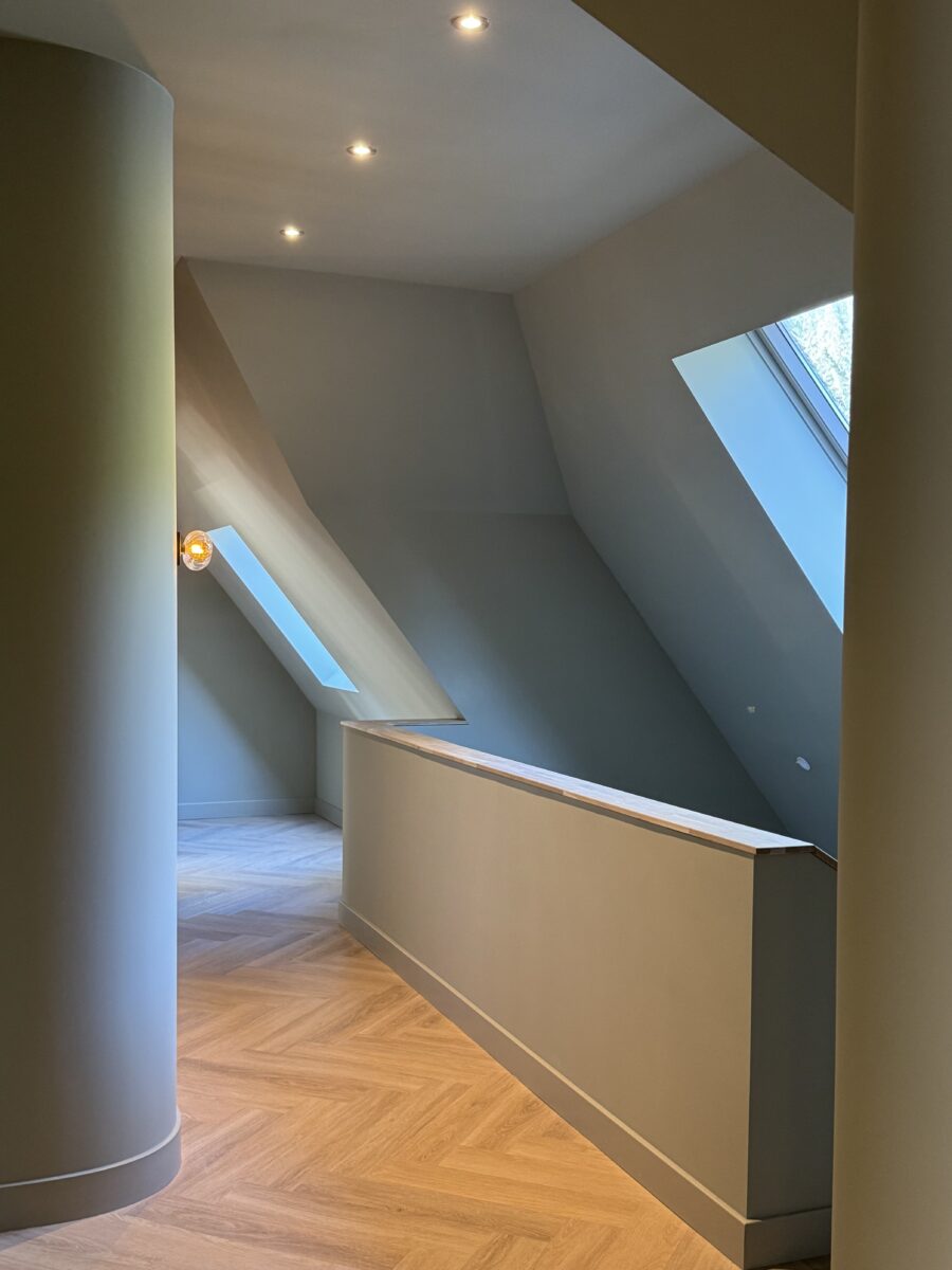 Trapportaal met afgeronde wand en dakraam, villa in Huizen