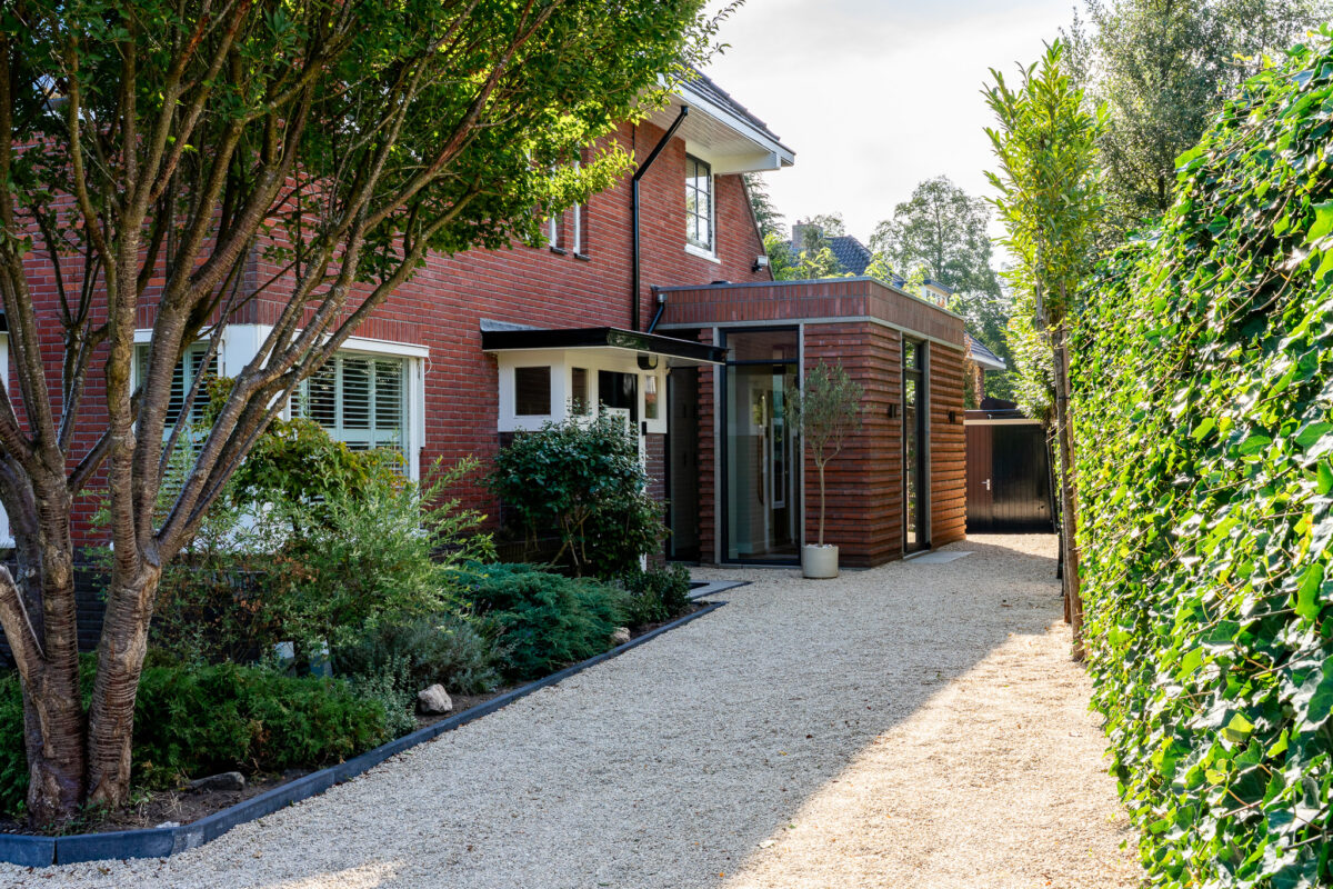 Vergunningvrije aanbouw Bussum — bakstenen gevel met moderne uitbreiding