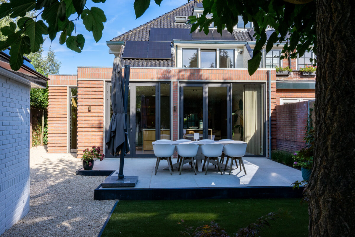 Aanbouw Bussum met veel daglicht en zichtlijnen naar de tuin